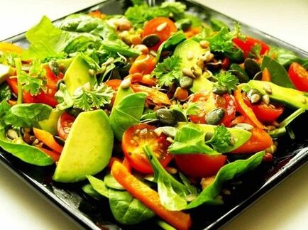 Un plato con verduras