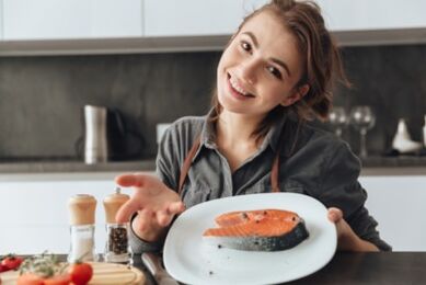Chica joven con filete de trucha